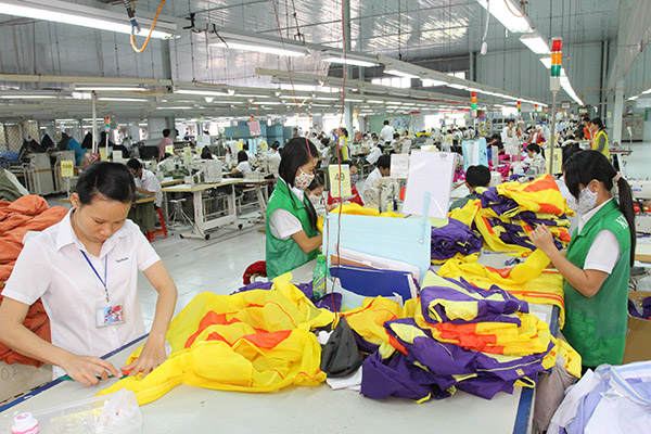 Công nhân Công ty TNHH May Tiến Thuận trong ca sản xuất  . Ảnh:Văn Miên